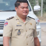 លោក ឧត្តម សេនីយ៍ត្រី អ៊ីចំរើន នាយប៉ុស្តិ៍នគរបាល​ ច្រកទ្វាអន្តរជាតិប៉ោយប៉ែត ចែកម៉ាស ជូនភ្ញៀវជាតិនិងអន្តរជាតិ អស់ចំនួន៣២៥ .៩៥០ ម៉ាសហើយ